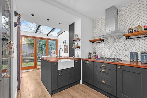 2 bedroom flat for sale, Hanley Road, London N4