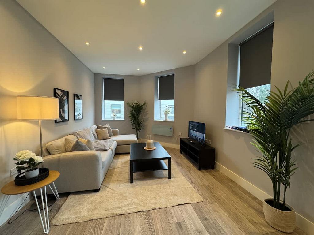 Spacious 1 Bed, 1 Bath Apartment for Short-Let