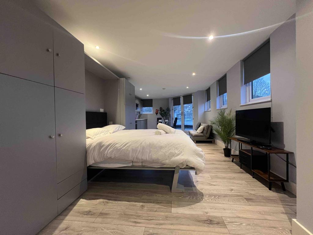 Stunning Studio Flat For Short-Let