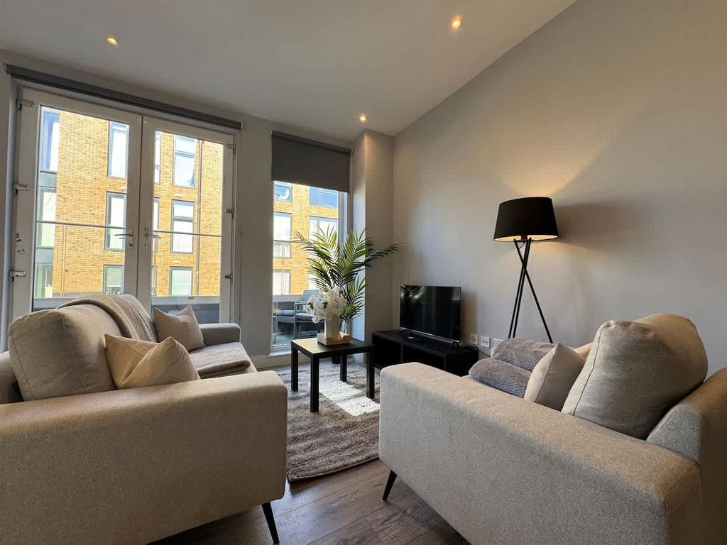Modern 2 Bed Apartment For Short-Let