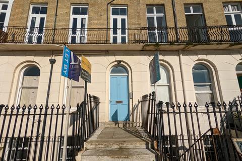 Studio to rent, Sea Front, Hayling Island, PO11