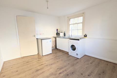 Studio to rent, Sea Front, Hayling Island, PO11
