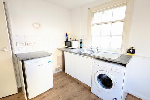Studio to rent, Sea Front, Hayling Island, PO11