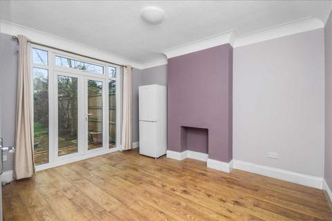 3 bedroom end of terrace house to rent, London Road, Morden