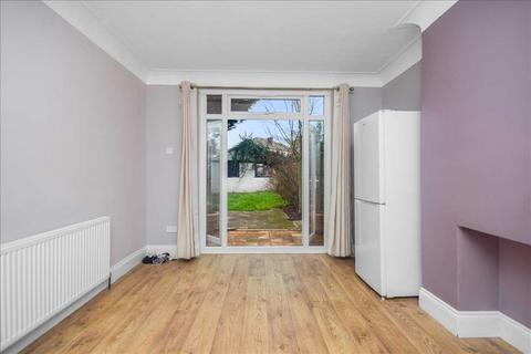 3 bedroom end of terrace house to rent, London Road, Morden