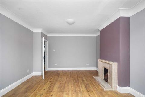 3 bedroom end of terrace house to rent, London Road, Morden