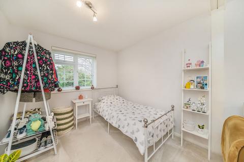 undefined, Finnart Close, Weybridge KT13