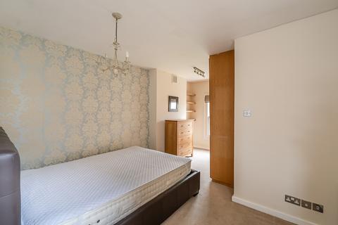 2 bedroom flat to rent, Gauden Road London SW4
