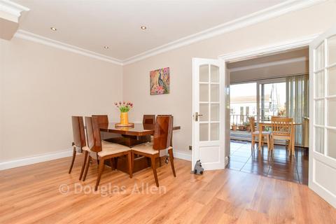 5 bedroom semi-detached house for sale, Upper Rainham Road, Hornchurch RM12