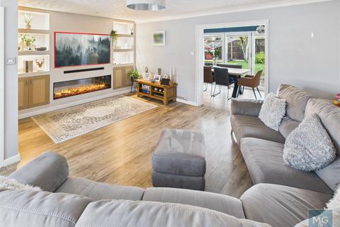 4 bedroom detached house for sale, Raedwald Drive, Bury St Edmunds IP32