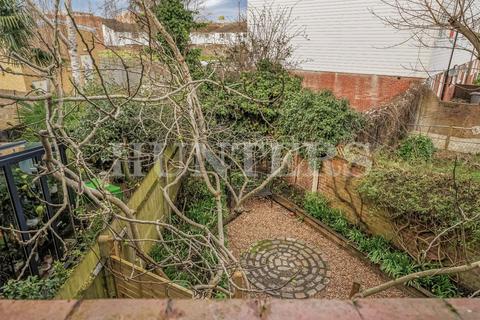 2 bedroom flat for sale, Roslyn Road, London, N15