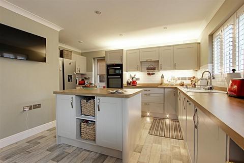 4 bedroom detached house for sale, Berkeley Close, Castlemead Village