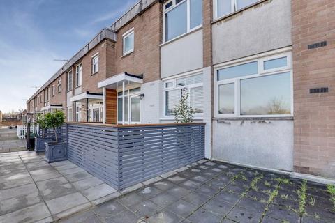 2 bedroom flat for sale, Stoneleigh Broadway, Epsom, KT17