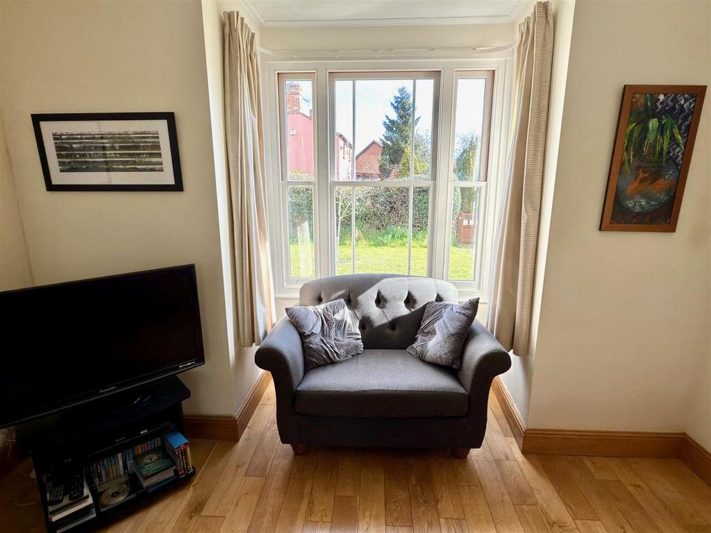 BAY WINDOW.jpg