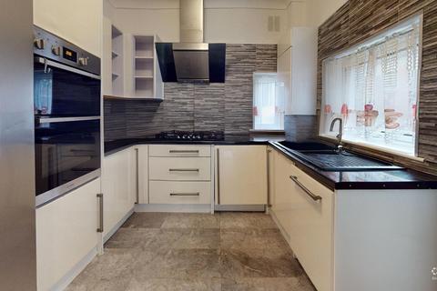 2 bedroom end of terrace house to rent, Colyers Lane, Erith, London