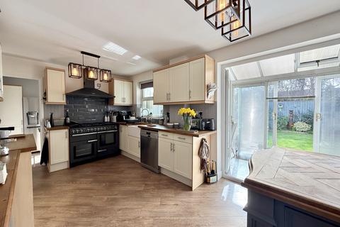 4 bedroom detached house for sale, St. Andrews Crescent, Stratford-upon-Avon CV37