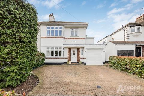 Roslyn Gardens, Romford, RM2