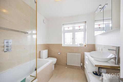 4 bedroom semi-detached house for sale, Roslyn Gardens, Romford, RM2