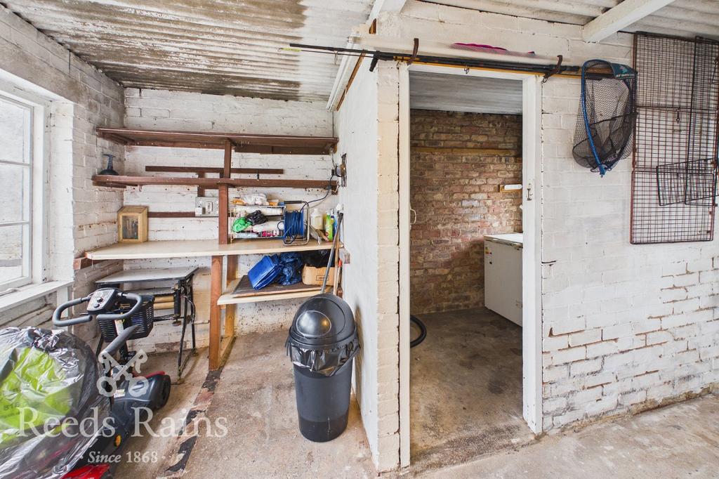 Side Area / Store