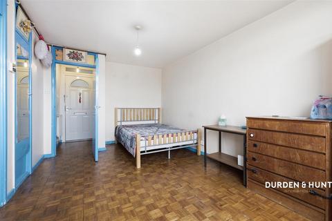1 bedroom apartment for sale, Gardner Close, Wanstead E11