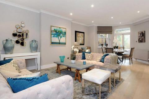 Fitzjohns Avenue, London, NW3