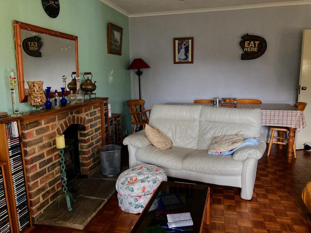 Sitting room 2 of 2