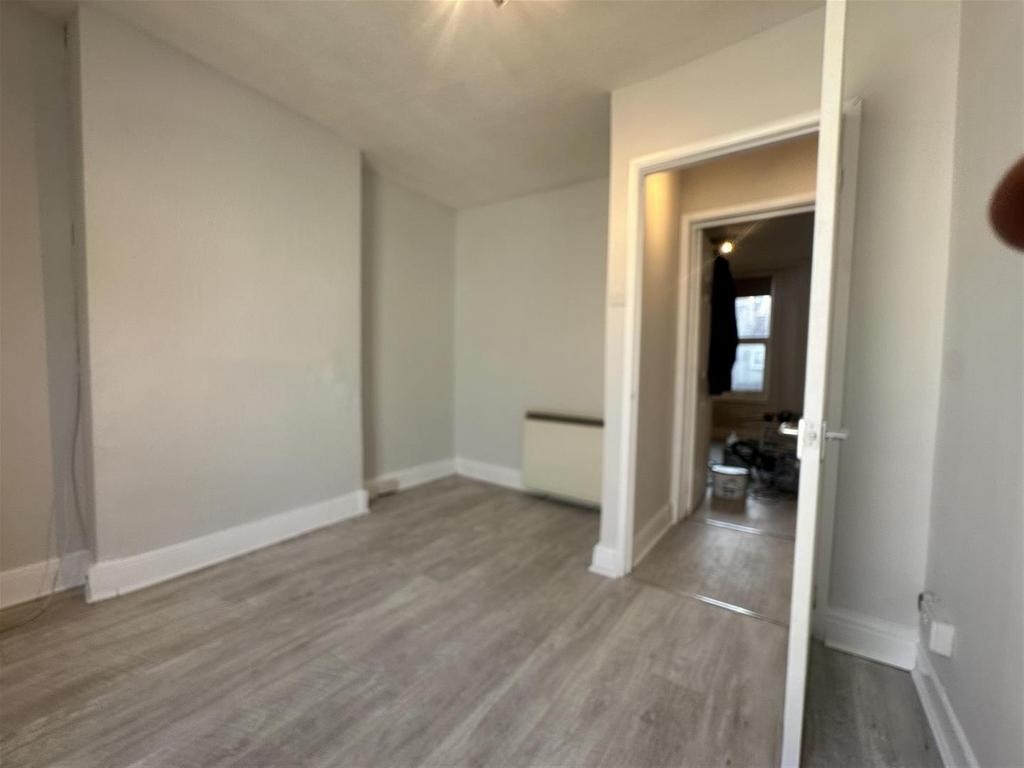 Bright, neutral single bedroom with laminate fl...