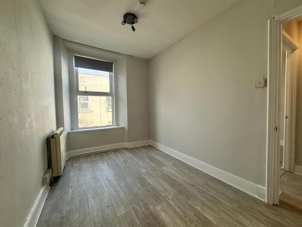 Bright, neutral single bedroom with laminate fl...