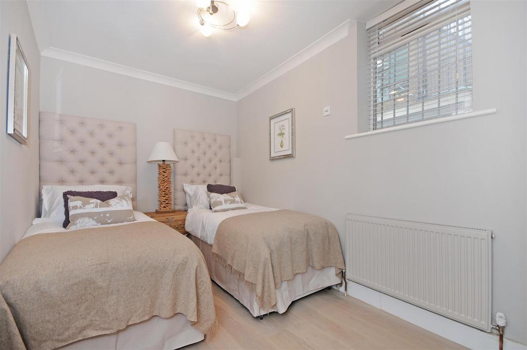 GF 95 FJ bedroom 2.jpg