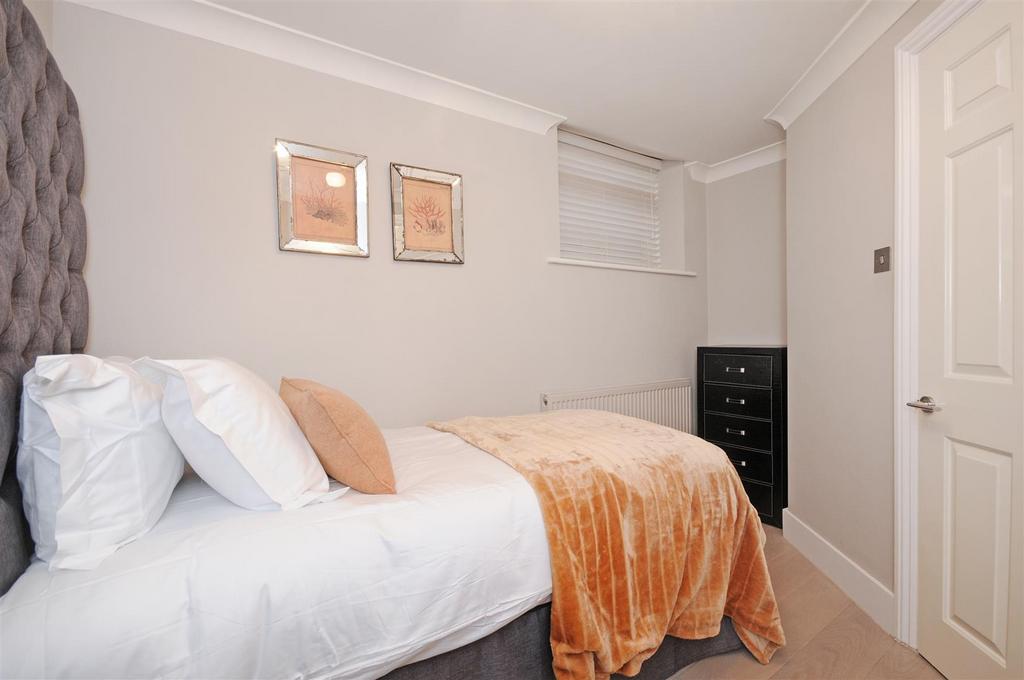 GF 95 FJ bedroom 3 (1).jpg