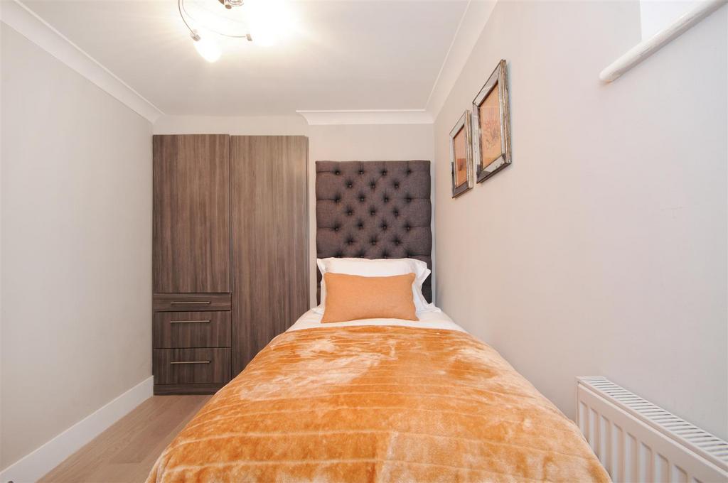 GF 95 FJ bedroom 3 (2).jpg