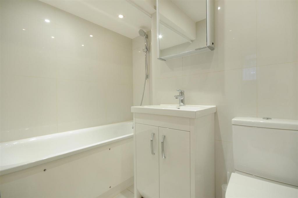 GF 95 FJ bathroom 2.jpg