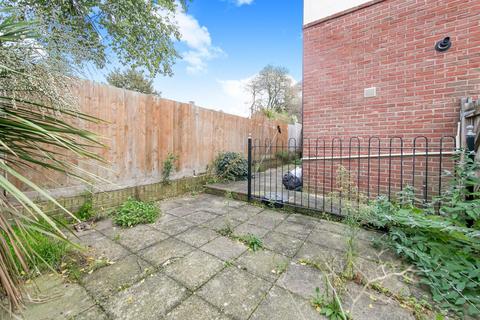 2 bedroom flat to rent, Goring Road, Colchester, CO4