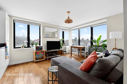 2 bedroom flat for sale, Gatton Road, London