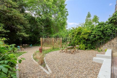 Studio to rent, Christchurch Avenue, Kilburn NW6