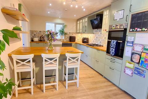 undefined, Llandrillo