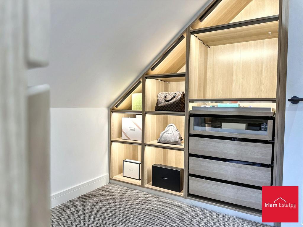 Bedroom 2/Walk in robes