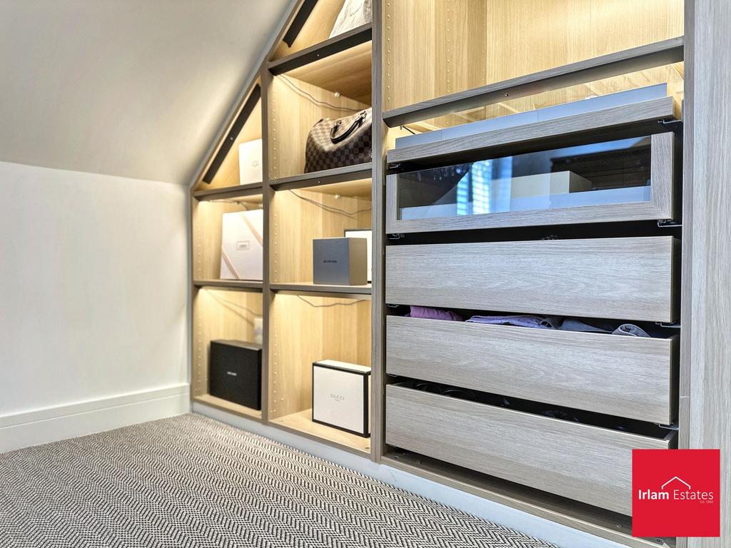 Bedroom 2/Walk in robes