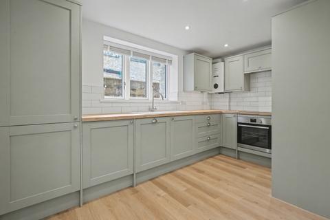 3 bedroom semi-detached house to rent, Corn Street, Witney