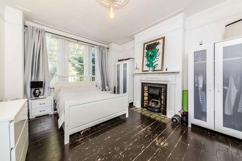 2 bedroom flat to rent, Weir Road, London SW12