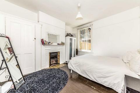 2 bedroom flat to rent, Weir Road, London SW12