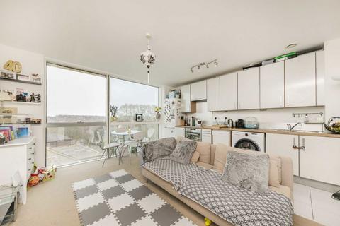 Studio to rent, Mapleton Road, London SW18