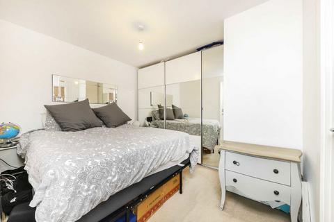 Studio to rent, Mapleton Road, London SW18