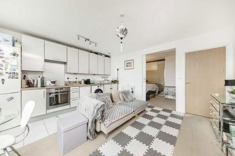 Studio to rent, Mapleton Road, London SW18