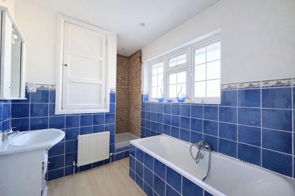 En-suite bathroom/shower room
