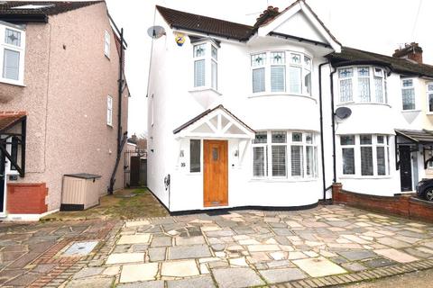 3 bedroom end of terrace house to rent, Cambridge Avenue, Romford