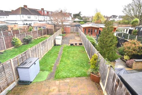 3 bedroom end of terrace house to rent, Cambridge Avenue, Romford