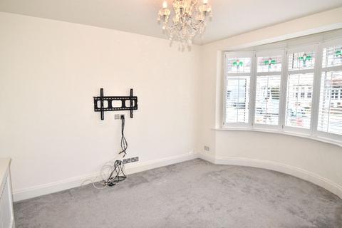 3 bedroom end of terrace house to rent, Cambridge Avenue, Romford