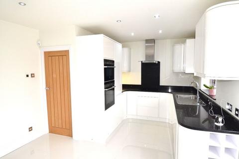 3 bedroom end of terrace house to rent, Cambridge Avenue, Romford