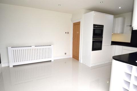 3 bedroom end of terrace house to rent, Cambridge Avenue, Romford